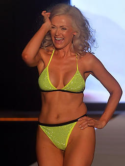 bikini moms amature porn