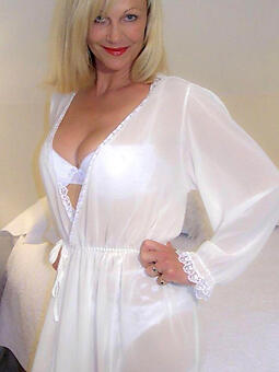 beautiful mom naked