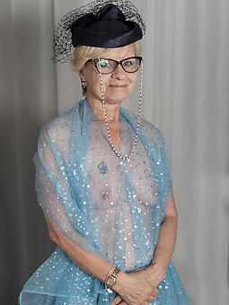 pretty nude materfamilias with glasses