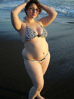 ladies in bikinis free basic pics